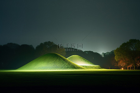 仁背景图片_夜晚绿色田野上的香堆