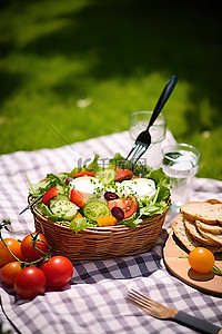 沙拉碗实物背景图片_野餐篮里装饰着新鲜的沙拉