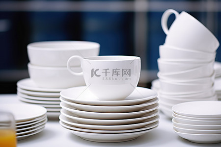 白色的盘子背景图片_白色的盘子杯子和玻璃杯堆叠在一起
