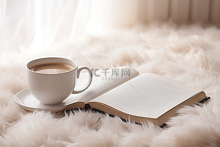 阳光咖啡背景图片_在白地毯上打开的书旁边看书杯咖啡