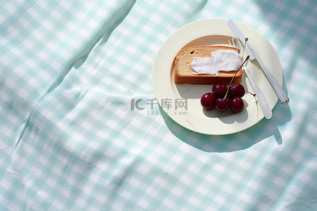 一个白色的盘子，上面有白色切片面包和樱桃
