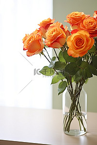 白桌上透明花瓶中的橙色玫瑰
