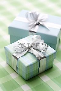 垫子餐垫背景图片_蓝色和白色格子餐垫上的两个礼品盒