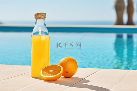 otz f040橙汁黄色玻璃瓶旁边的橙子
