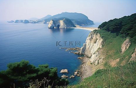 千景背景图片_千代小牧是一座有悬崖和大海的山，俯瞰着美丽的岛屿风景
