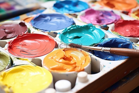 艺术家使用丙烯颜料进行艺术创作