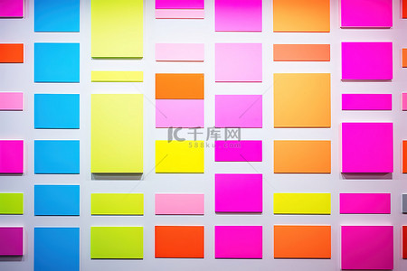 彩色纸片背景图片_墙上的一组彩色纸片