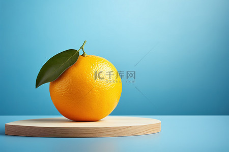 蓝色背景中木板上的新鲜柠檬