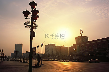 紫禁城背景图片_日落在有灯杆的广场上