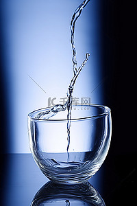 一个玻璃杯，里面有水流出