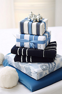 桌上三件蓝色和白色包裹的礼物