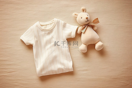 棕褐色背景上有一件白色婴儿连衣裙和玩具