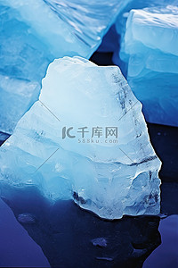 蓝蓝的背景图片_一块蓝蓝白色的颜色覆盖着一块巨石大小的冰块