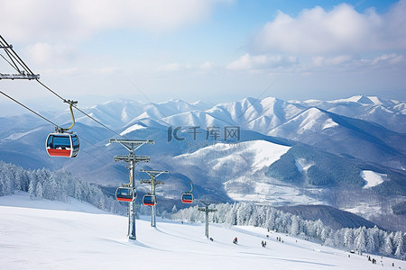 滑雪缆车和山顶