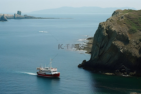 海洋和船背景图片_靠近悬崖和海洋的船