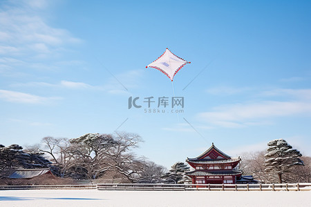 一只风筝在雪覆盖的风景上空飞翔