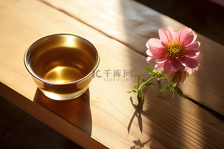一杯茶背景图片_一杯茶，一朵粉色的花，一朵花