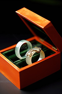 受亚洲影响的盒子里有四个珠宝戒指