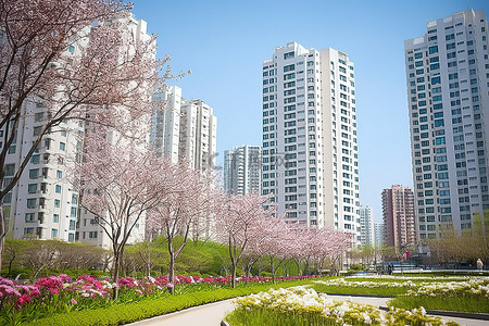 春天鲜花盛开的高层公寓楼