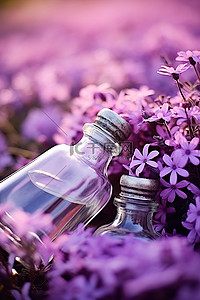 紫色花朵的瓶子