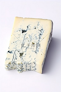 一块蓝奶酪坐在白色的表面上