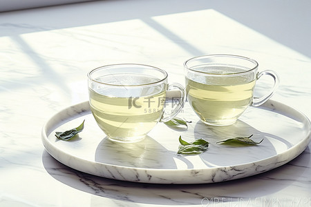 大理石台面上的两杯绿茶