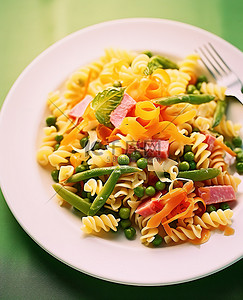 盘子里新鲜绿色蔬菜的意大利面沙拉