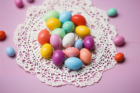 复活节彩蛋形状的桌巾，上面有彩色软糖