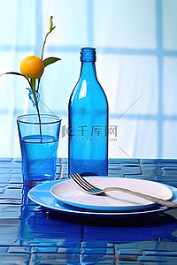 蓝色桌子上的一个空蓝色花瓶和一个蓝色盘子
