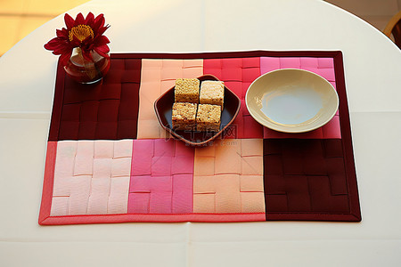 桌子上的红色餐垫