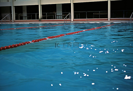 游泳池人多背景图片_在哈洛的 ems 泳池游泳