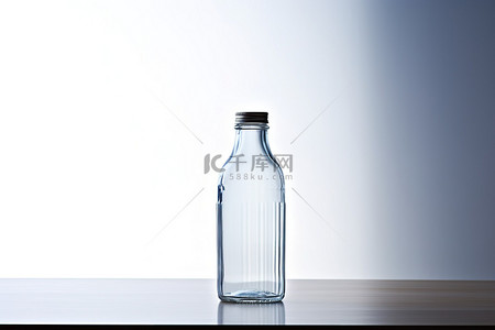 桌子上的透明空瓶