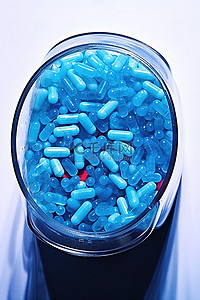 容器中装有蓝色药丸的水