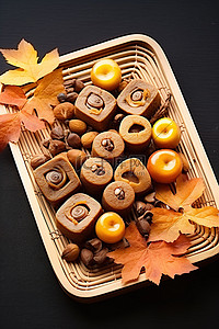 木制盘子上的秋季风格油炸水果和叶子