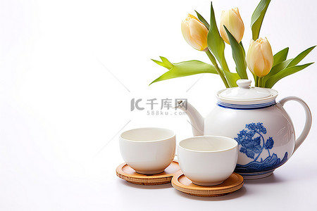 蓝色交杯酒插画背景图片_白壶，白色郁金香花和蓝色杯蓝茶