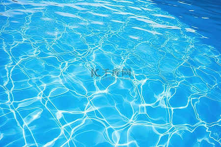 出来背景图片_一个漂亮的蓝色水池，充满了水从水面反射出来