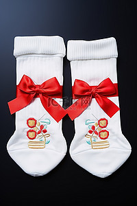 毛主度的袜子背景图片_中国礼物两双带红色蝴蝶结设计的白袜子