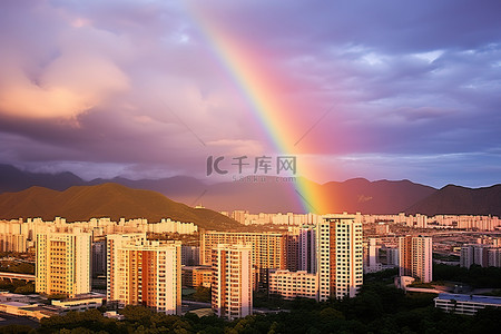 云中的城市背景图片_城市中一系列现代建筑上的彩虹