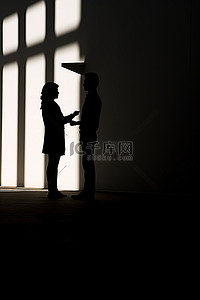 两个人并排站立的影子剪影