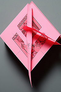 繁文缛节正在用一张钞票制作一个箭头
