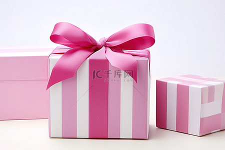用礼品包装和丝带赠送盒装礼物