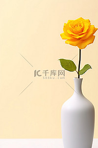 黄日背景图片_一朵黄玫瑰插在白色表面的白色花瓶里