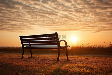 一张空木凳，背后是夕阳西下