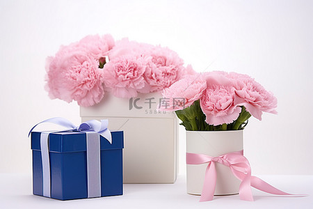 两个礼盒和一朵粉色康乃馨
