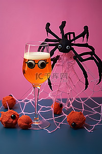 巨型蜘蛛背景图片_玻璃杯上的塑料钩针蜘蛛，上面有酒
