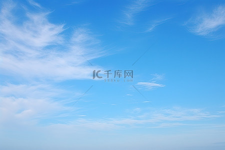 蓝色清爽背景图片_藍天白雲