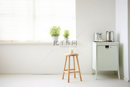 白色厨房配有白色地板和木凳