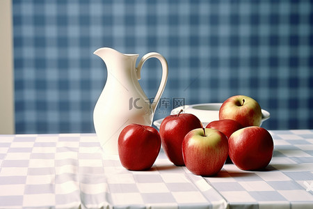 白色水罐，白色桌布上有红苹果