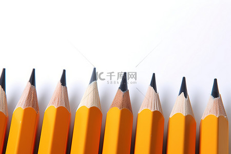 黄人背景图片_白色上有一组黄色铅笔