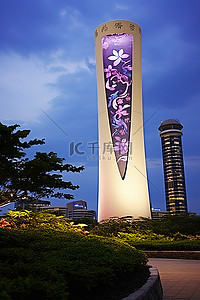 一座高塔，有雕像和紫色的花朵